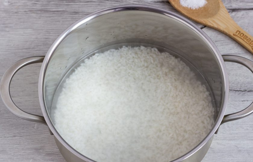 1. Этап. Правильный рис: Затем сливаем воду, кладем рис в кастрюлю и заливаем двумя стаканами чистой воды. Ставим на сильный огонь. Доводим до кипения и продолжаем варить на сильном огне 3 минуты.
