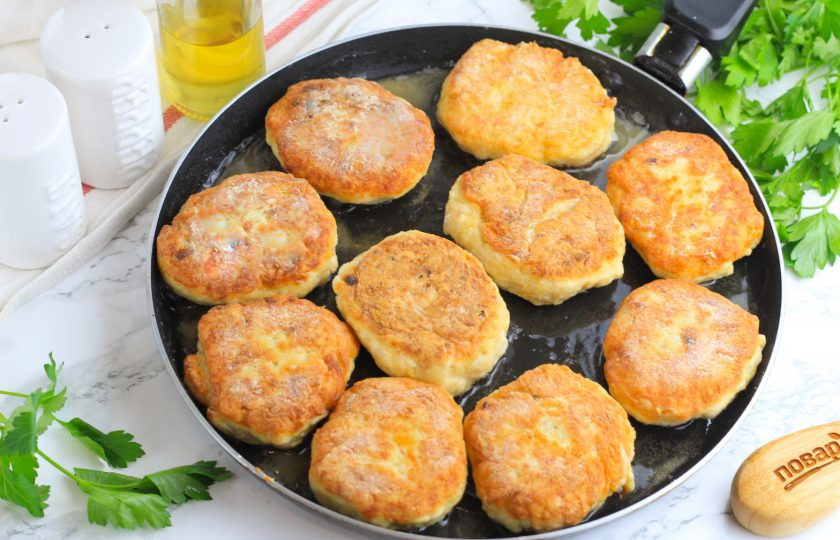 1. Этап. Котлеты из рыбы и курицы: Выложите их на тарелку и обжарьте с каждой стороны по 5-6 минут до румяности. Когда перевернете котлеты на другую сторону, то накройте сковороду крышкой, чтобы они пропарились внутри.