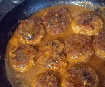 1. Этап. Фрикадельки с арахисовой подливой: Вернуть фрикадельки в сковороду. Варить в подливе ещё 2 минуты.