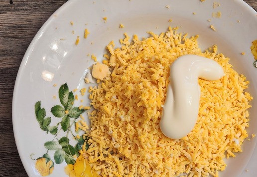 1. Этап. Салат с баклажанами и индейкой: Яйца отварить, отделить белок от желтка. Желток натереть на мелкой терке, добавить 1 ст. л. майонеза, перемешать.