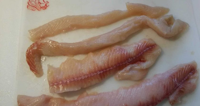 1. Этап. Щучье филе в кляре: Филе рыбы промойте и нарежьте.