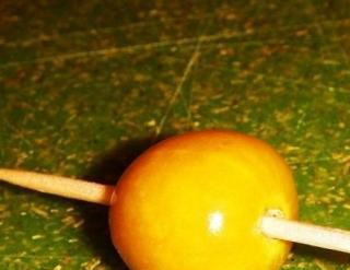 1. Этап. Варенье из физалиса на зиму: 1. Итак, берем физалис и очищаем каждую ягоду от листков. Тщательно их моем и каждую протыкаем иглой.