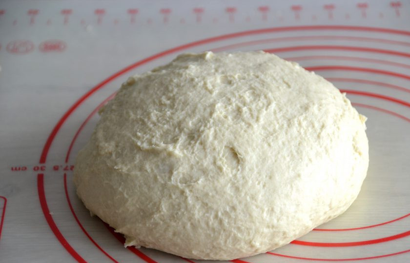 1. Этап. Итальянский хлеб с розмарином в духовке: Месите тесто руками не менее 10 минут. Тесто должно стать гладким, эластичным, не липнущим к рукам. Подкатайте тесто в шар.