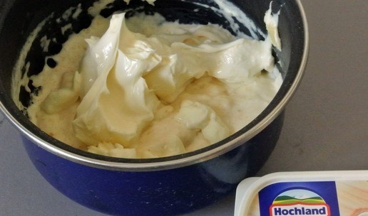 1. Этап. Хот-доги с сырным соусом: Добавить плавленый сыр 