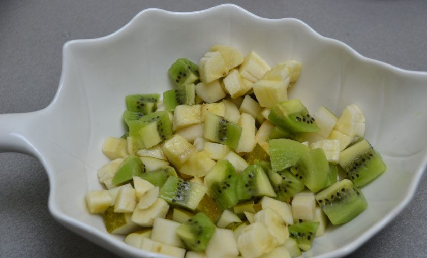 1. Этап. Постный фруктовый салат: Нарежьте кубиком киви и добавьте в салат.