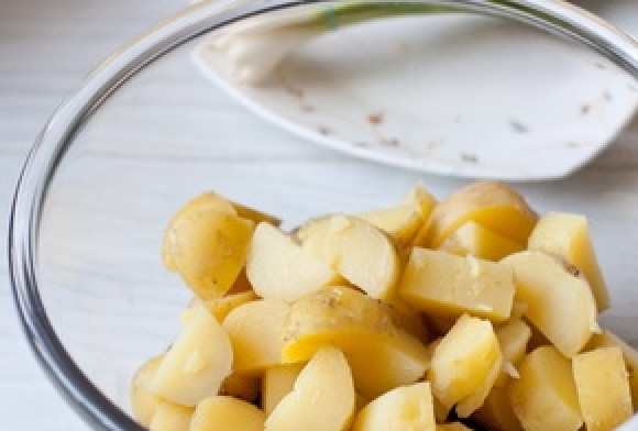 1. Этап. Салат из яиц и картофеля: Остывший картофель режем крупными кусочками.