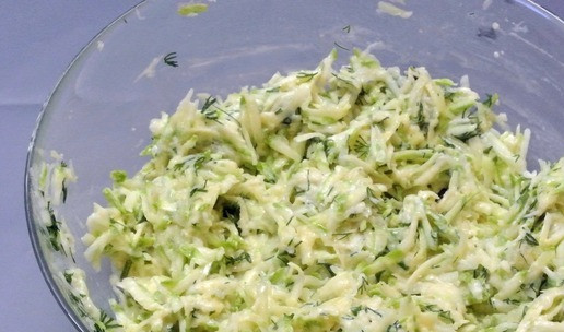 1. Этап. Вафли из кабачков: Аккуратно перемешать.