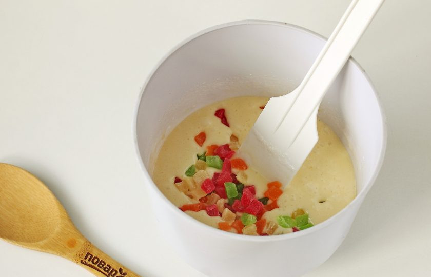 1. Этап. Бисквит с цукатами: Перемешайте все еще раз и добавьте цукаты.