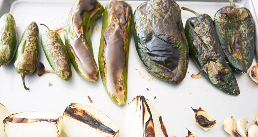 1. Этап. Свинина в зеленом соусе: 2. Готовьте в духовке до небольшого почернения с двух сторон.