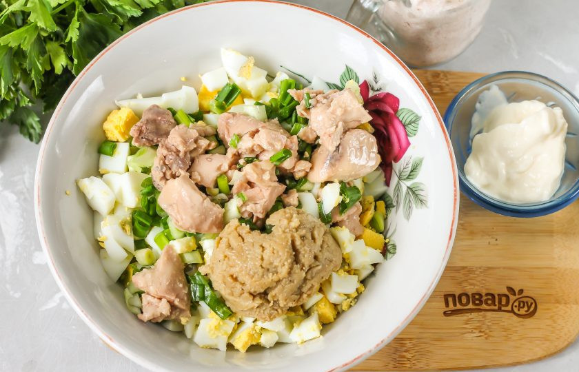 1. Этап. Салат из печени и икры минтая: Выложите в емкость печень минтая и икру. Эти продукты продаются по отдельности в консервах, в супермаркете. Масло из консервы с печенью слейте — в салат его не добавляйте.