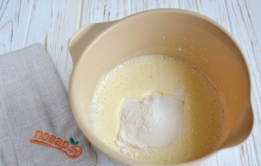 1. Этап. Вафли со шпинатом: 4. Введите муку с разрыхлителем, перемешайте тесто. Оно будет густоватое, ничего страшного, после добавления шпината как раз станет консистенция нужной.