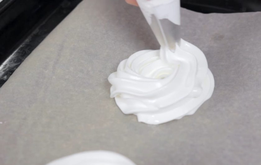 1. Этап. Пироженка Павлова: 3. С помощью кондитерского мешка высадите на застеленный пергаментной бумагой противень небольшие основы для пирожного. Высушите безе в духовке при температуре 80 градусов в течение 1-1,5 часа до хрустящей корочки.