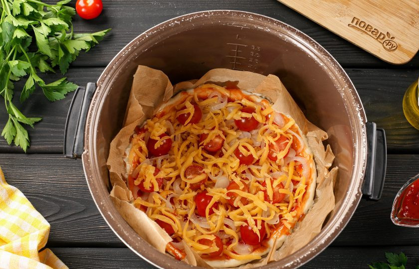 1. Этап. Пицца с сыром в мультиварке: Посыпьте начинку оставшимся сыром. Закройте крышку мультиварки и включите режим 