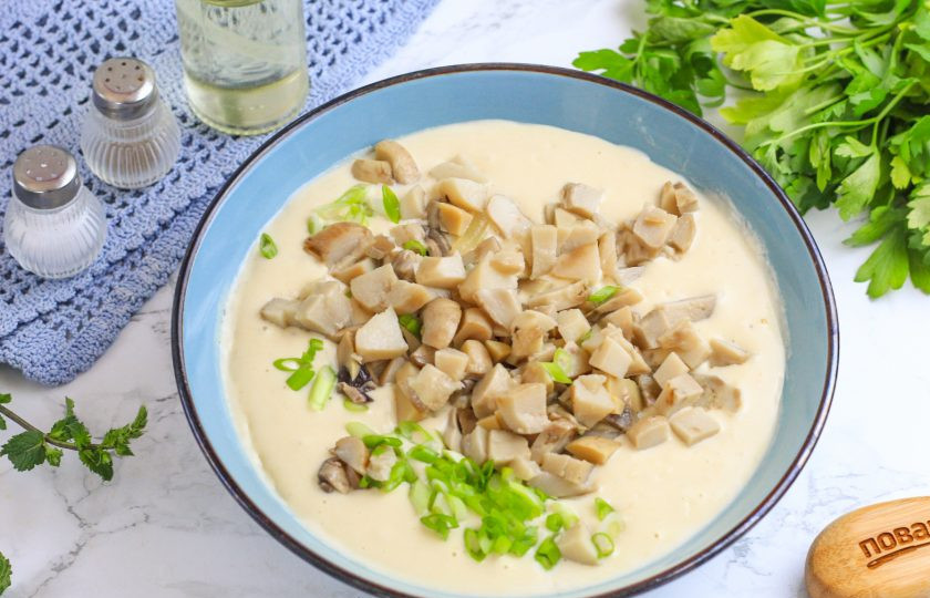 1. Этап. Пирог с солеными грибами: Нарежьте соленые грибы мелкими кусочками и оставьте нарезку на 5 минут на доске, чтобы выделился рассол. Затем отожмите и добавьте в тесто с мелко нарезанным зеленым луком. Можно добавить и другую измельченную свежую зелень: петрушку, укроп и т.д.