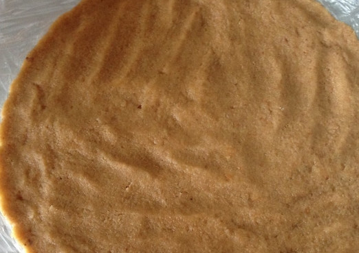 1. Этап. Желейный торт без выпечки: Дно разъемной формы для торта застилаем пищевой пленкой. Выкладываем на дно формы тесто, равномерно его утрамбовав. Ставим тесто в холодильник на полчаса.