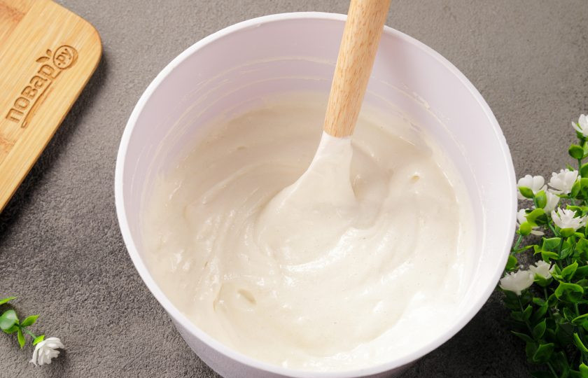 1. Этап. Бисквит в аэрогриле: Добавьте получившуюся массу в тесто и в последний раз аккуратно перемешайте.