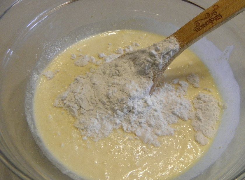 1. Этап. Творожная запеканка без манки: Добавьте крахмал, очень тщательно перемешайте, чтобы крахмал равномерно распределился и не образовал комков.