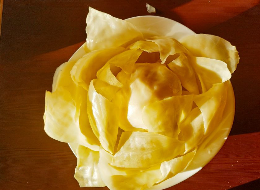 1. Этап. Сарма (турецкие голубцы): Итак, начнем с капусты. Кочан нужно разобрать по листикам, срезать толстые края. Залейте капусту водой и дайте немного постоять.