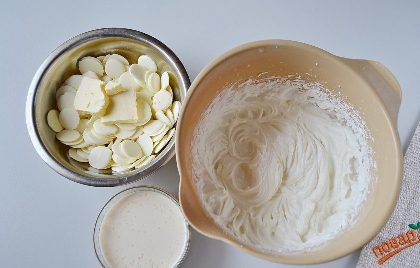 1. Этап. Торт 3 шоколада: 26. Аналогично приготовьте третий слой. Растопите белый шоколад с маслом, желатин растворите в молоке с ликером, взбейте сливки.