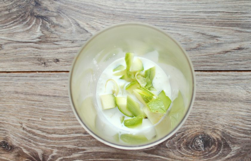 1. Этап. Смузи из кабачков: В чашу блендера влейте кефир, добавьте порезанный кабачок.