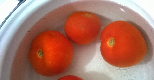 1. Этап. Домашнее лечо: 1. Вымойте томаты и выложите их на стол. В кастрюле вскипятите воду и выключите огонь, поместите помидоры в кипящую воду на 1-2 минуты.