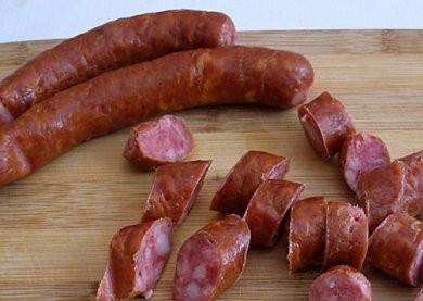 1. Этап. Подливка из колбасы: Нарежем колбасу. Как и насколько крупно - дело вкуса. Можно измельчить, можно порубить довольно увесистыми 