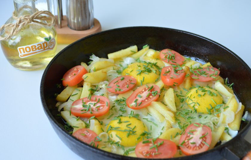 1. Этап. Деревенская яичница: 5. Положите колечки помидоров, притрусите зеленью, накройте крышкой и через пару минут снимите с огня, но крышку не открывайте еще несколько минут, чтобы запарились яйца.