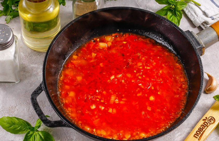 1. Этап. Лосось в томатном соусе: Влейте томатное пюре и потушите все примерно 2-3 минуты на умеренном нагреве.