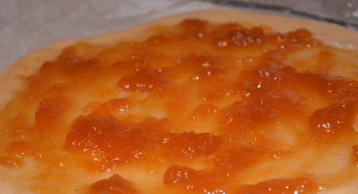 1. Этап. Тульские пряники: Застелите противень пергаментом для выпекания. Раскатайте каждый кусок теста в пласты около шести миллиметров толщиной. Затем выложите на пергамент один пласт и смажьте вареньем.