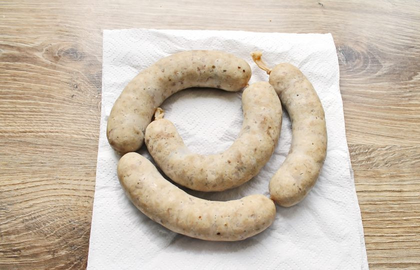 1. Этап. Домашняя колбаса на сковороде: Извлеките колбасу из воды и обсушите.