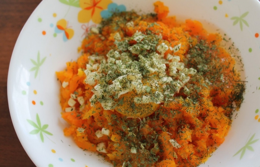 1. Этап. Морковные котлеты из вареной моркови: 2. Отваренную морковь разминаем в кашу, вбиваем яйцо, кладем сметану, чистим и выдавливаем чеснок, добавляем по вкусу специи и соль, а также мелко нарубленную зелень.