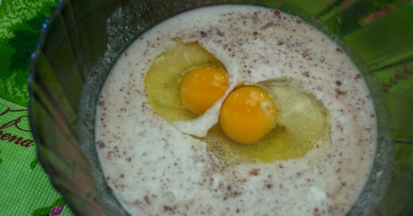 1. Этап. Шоколадный манник с карамельными яблоками: 2. Вбиваю в миску 2 куриных яйца и перемешиваю тесто, отставляю в сторону на 20-30 минут.