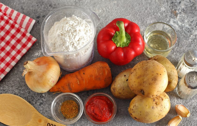 1. Этап. Рулетики из теста с картошкой: Подготовьте все ингредиенты.