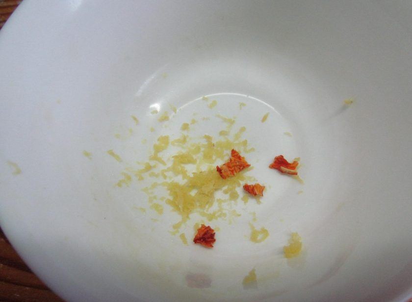 1. Этап. Салат Вьетнам: Готовим заправку. Натрите на мелкой терке корень имбиря и мелко нарежьте перец чили на свой вкус. У меня острый сухой перец.