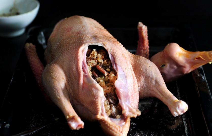 1. Этап. Гусь с рисом в духовке: Нафаршируйте тушку рисовой начинкой. Смешайте мед, соевый соус, соль (по вкусу) и специи. Полученной смесью смажьте гуся сверху от души.