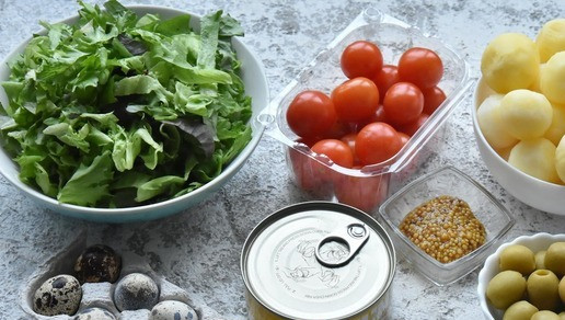 1. Этап. По мотивам салата Нисуаз: Для приготовления салата готовлю набор продуктов. За основу использую готовую салатную смесь. Перепелиные яйца отвариваю в течение трех минут и остужаю, залив холодной водой. Картофель для салата желательно использовать мелкий и молодой. Но так как сейчас не сезон, я купила готовый отварной мелкий картофель.
