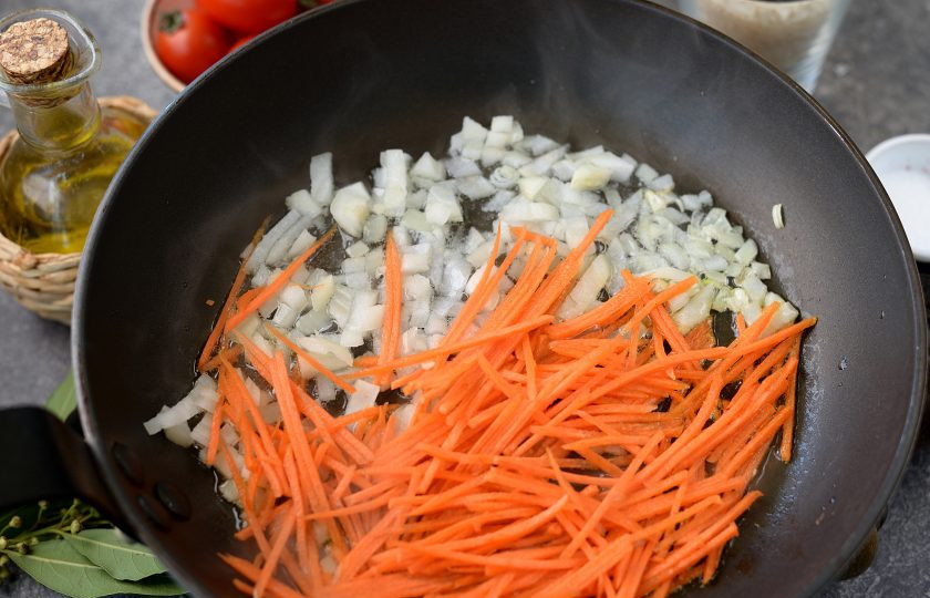 1. Этап. Плов с рапанами: Нарежьте лук мелким кубиком, нашинкуйте морковь, обжарьте их на растительном масле минуты 3.