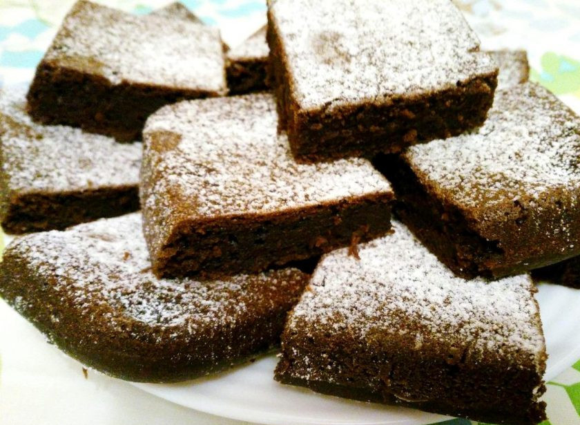 1. Этап. Шоколадный пирог с гречневой мукой: Выпекайте шоколадный пирог с гречневой мукой в течение 40-50 минут, проверяя его готовность с помощью деревянной палочки. Дайте готовому пирогу остыть, по желанию посыпьте его сахарной пудрой и разрежьте на порционные кусочки.