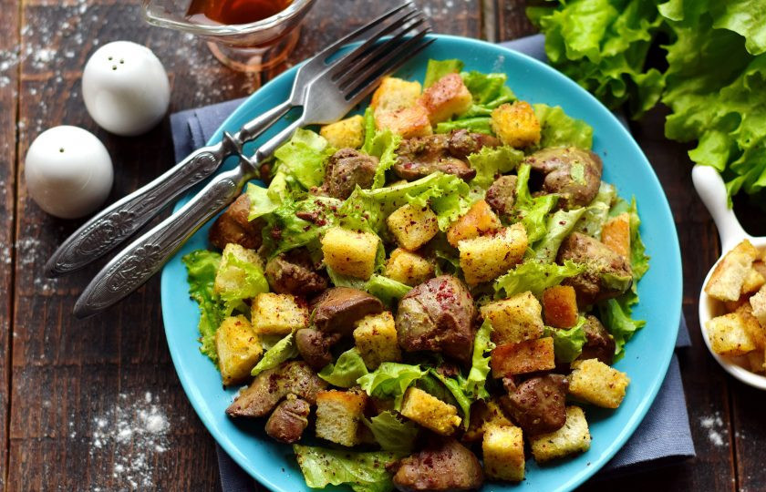 1. Этап. Салат с печенью и сухариками: Салат выложите на тарелку для подачи.