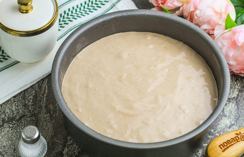 1. Этап. Шоколадный торт с кремом из вареной сгущенки: Сбрызните форму растительным маслом и выложите в нее приготовленное тесто. Слегка разровняйте поверхность. Разогрейте духовку до 180 градусов и отправьте форму на средний ярус техники.