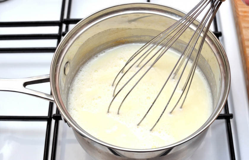 1. Этап. Кулфи: Взбейте венчиком и дайте смеси закипеть ещё раз.