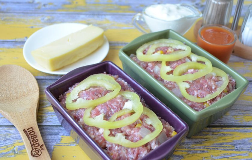 1. Этап. Мясные буханки с сюрпризом: 9. Положите по 3-4 колечка сладкого перца, можно и больше. Отправьте буханочки в горячую духовку (180 градусов) на 20 минут.