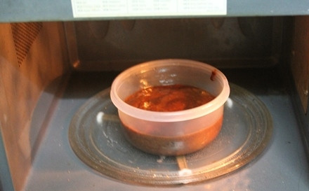 1. Этап. Шоколадно-ореховый пирог за 15 минут: 9. Отправьте форму в микроволновую печь на 5 минут и запекайте на максимальной мощности.