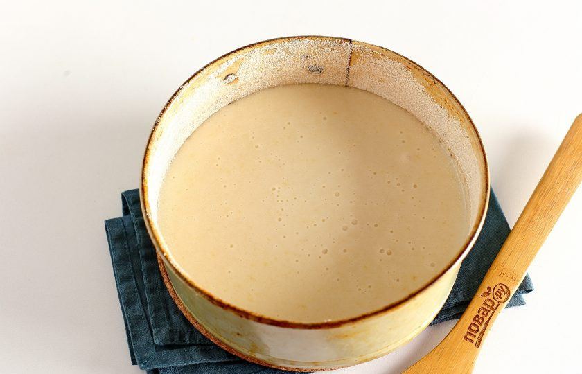 1. Этап. Мандариновый пирог: Форму для выпечки (у меня 18 см. в диаметре) застелите пергаментом, смажьте маслом и посыпьте мукой или манкой. Вылейте тесто.