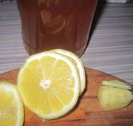 1. Stage. Spiced lemonade: Slice lemon and ginger.