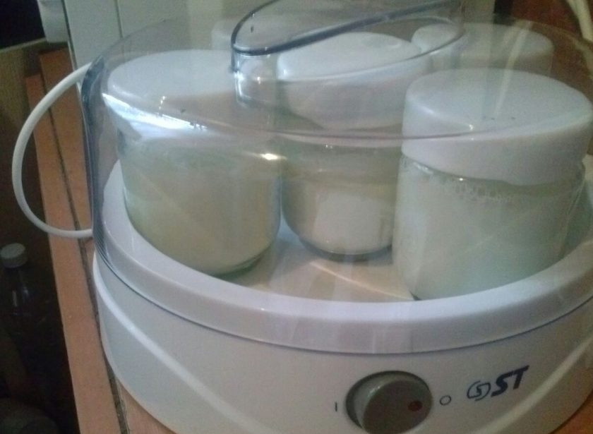 1. Этап. Йогурт в йогуртнице Сатурн: 5. Разливаем молоко по баночкам и ставим в йогуртницу. Еще один момент, который интересует многих: какое количество баночек использовать. Если вы хотите приготовить меньшее количество йогурта, смело можете использовать не все 6-8 баночек из комплекта, а, например, 3-4.
