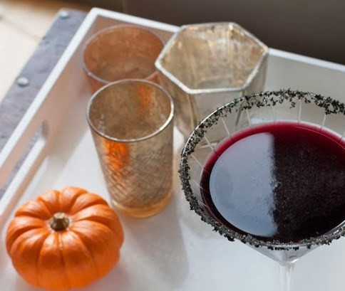 1. Этап. Коктейль черная вдова: По желанию, можете украсить коктейль ягодами смородины или ежевике на шпажках.