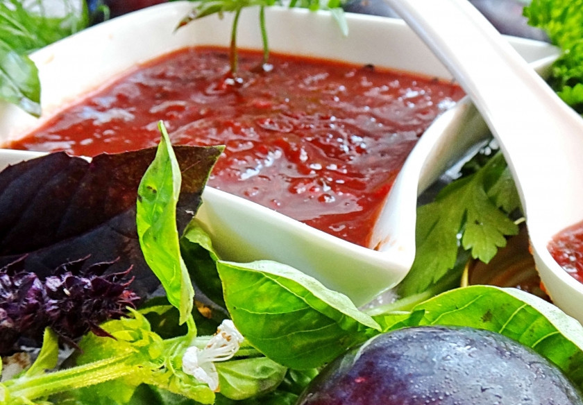 1. Этап. Аджика со сливами: Прежде чем закатывать аджику, дайте ей остыть. Банки стерилизуем, как обычно: на паровой бане вверх дном. Аджику можно есть сразу после остывания. Приятного аппетита!