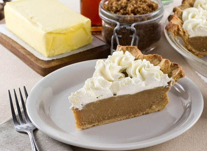 1. Этап. Пирог с ирисом: 13. Украсьте пирог сливками. Приятного чаепития!