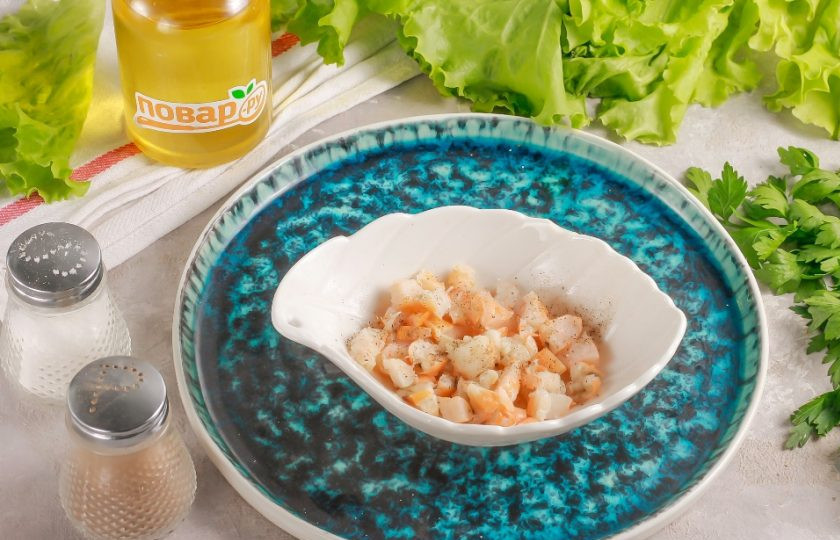 1. Этап. Онигири с креветками: Отварные креветки очистите от голов, панцирей и удалите пищевод. Нарежьте мелкими кубиками и смешайте с солью и молотым черным перцем. По желанию можно добавить майонез или другой соус, но не соевый, чтобы сделать начинку более сочной.